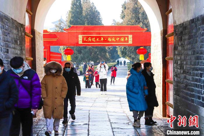 游客穿过万仞宫墙，走进三孔景区。　刘鸿儒 摄