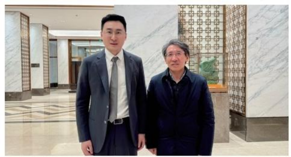 郭聃洋博士与薛其坤院士(南方科技大学校长、中国科学 院院士、国家最高科学技术奖获得者)